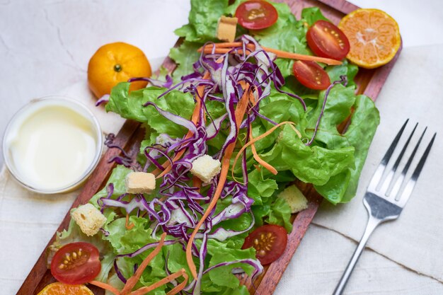 Foto salada em placa de madeira