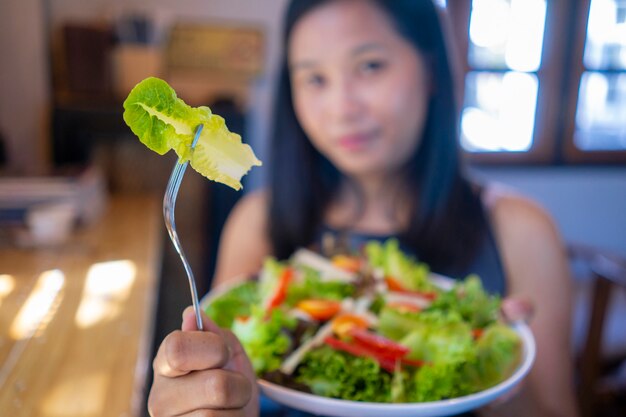 Salada em um prato branco