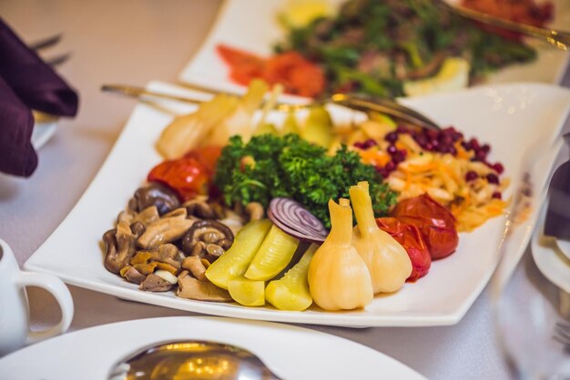 Salada em um prato. Conceito de serviço de catering.