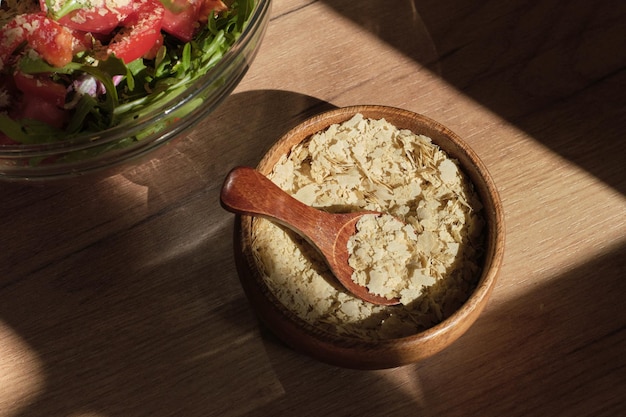 Salada feita com tomates maduros crocantes de rúcula e pimentões vermelhos coloridos realçados com uma camada de