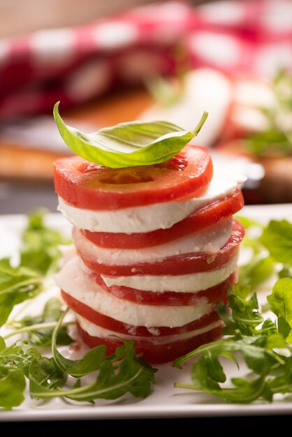 Salada Fesh Caprese Italiana com Mussarela fatiada e ervas