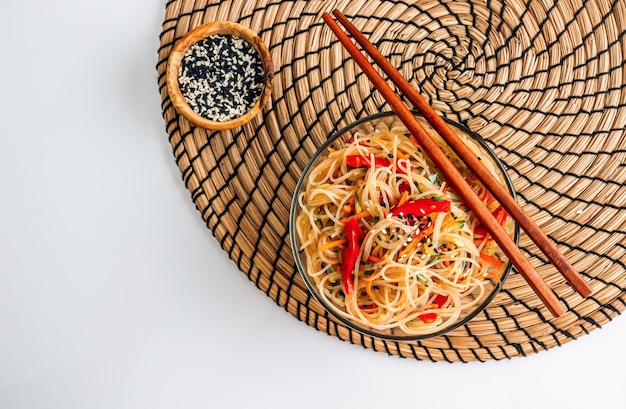 Foto salada de fideos de vidrio y funchoza