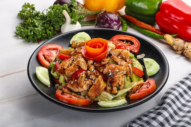 Salada de filete de pecho de pollo a la parrilla