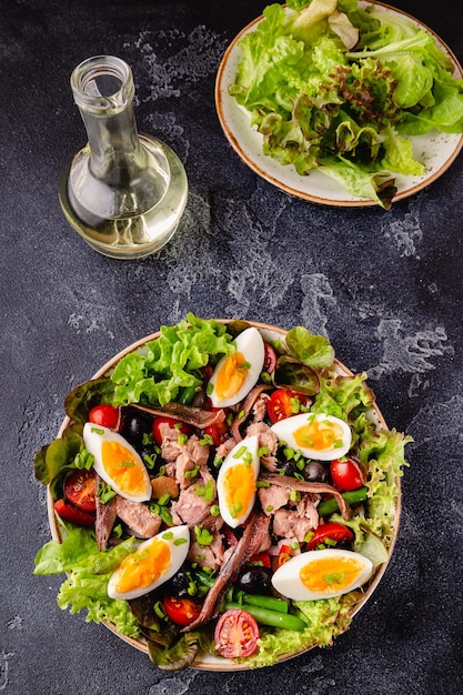 Salada francesa Nicoise com atum ovos feijão verde tomate azeitonas alface e anchovas