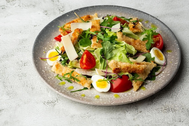 Salada francesa Nicoise com ovo de atum feijão verde tomate azeitonas alface cebolas e anchovas em um fundo branco Comida saudável