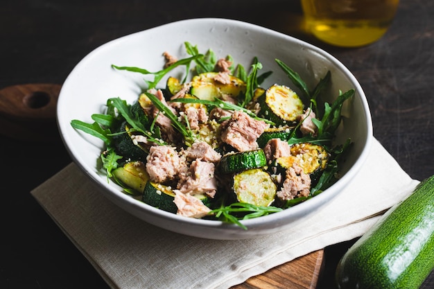 Salada fresca com abobrinha assada com rúcula e atum o conceito de alimentos saudáveis e nutritivos