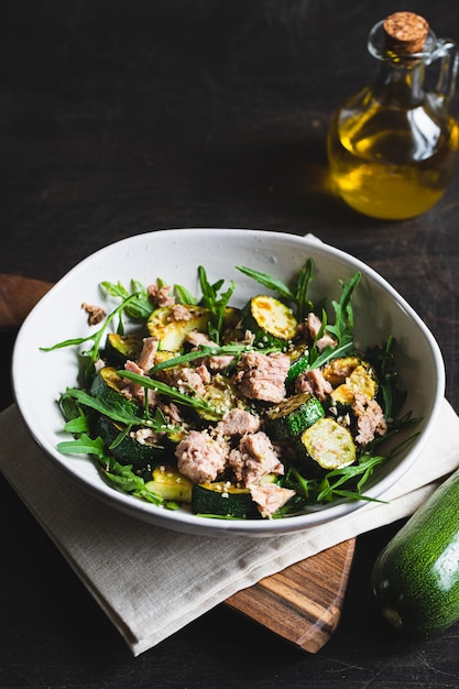 Salada fresca com abobrinha assada com rúcula e atum o conceito de alimentos saudáveis e nutritivos