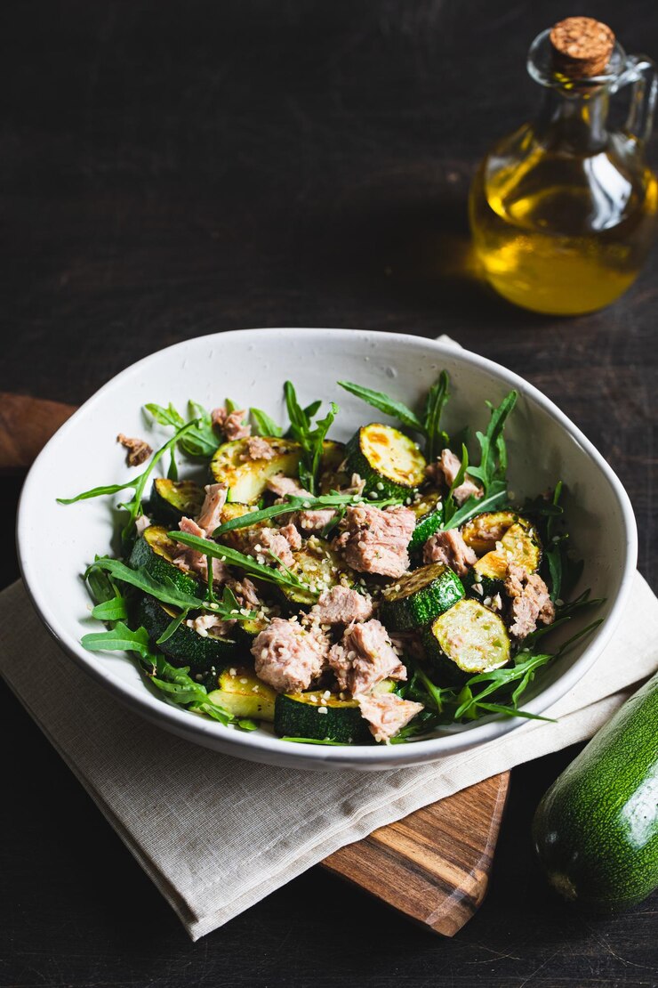 Foto salada fresca com abobrinha assada com rúcula e atum o conceito de alimentos saudáveis e nutritivos