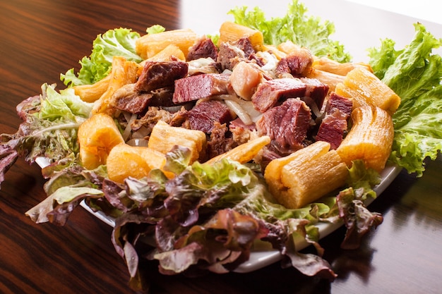 Salada fresca com carne e vegetais