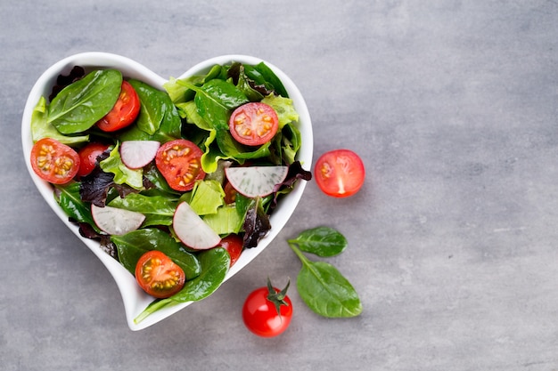 Salada fresca com espinafre e tomate, rabanete e salada.