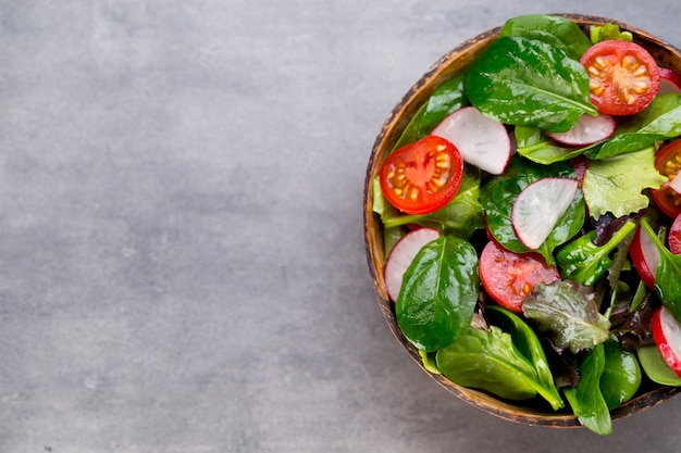 Salada fresca com espinafre e tomate, rabanete e salada.