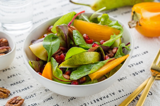 Salada fresca com frutas e verduras em fundo branco Comida saudável