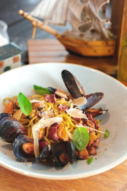 Salada fresca com mexilhões em uma mesa de madeira.