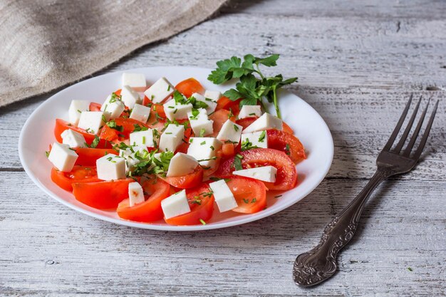 Salada fresca com mussarela de tomate e ervas