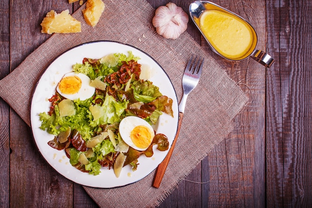 Salada fresca com ovo e queijo parmesão