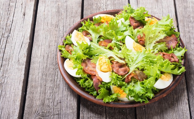 Salada fresca com ovos de bacon e treliça