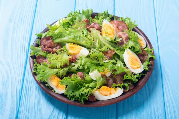 Salada fresca com ovos de bacon e treliça