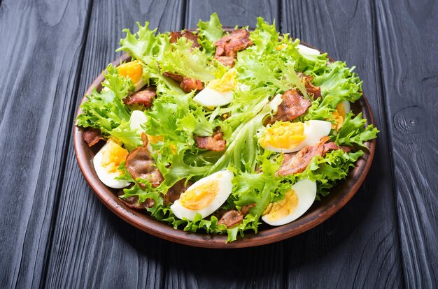 Salada fresca com ovos de bacon e treliça