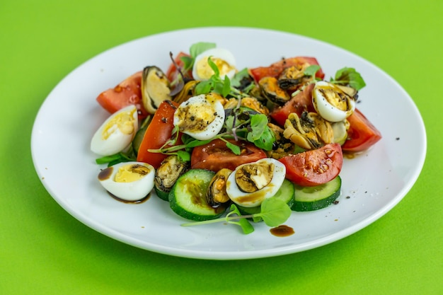 Salada fresca com ovos e mexilhões