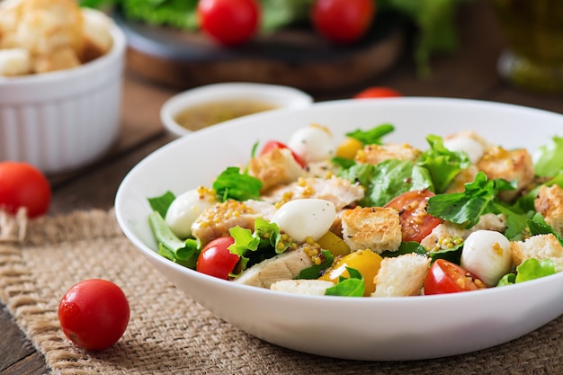 Salada fresca com peito de frango, rúcula, alface e tomate.