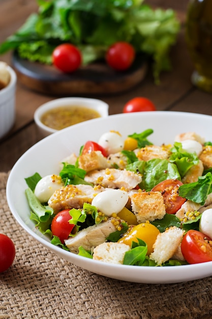 Salada fresca com peito de frango, rúcula, alface e tomate.