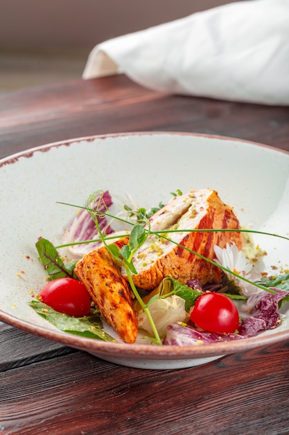 Salada fresca com peito de frango, rúcula e tomate no prato