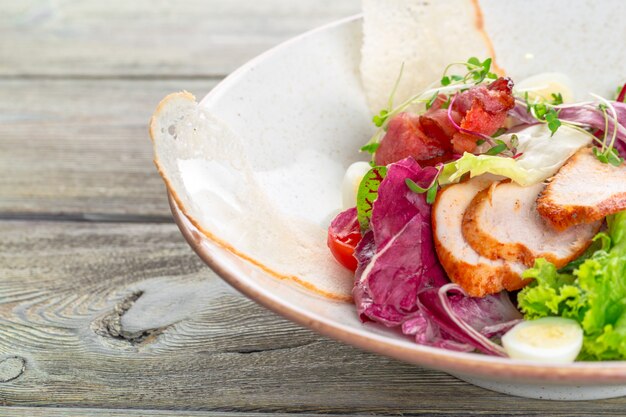 Salada fresca com peito de frango, rúcula e tomate. Vista do topo