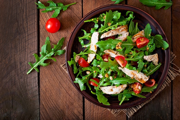 Salada fresca com peito de frango, rúcula e tomate