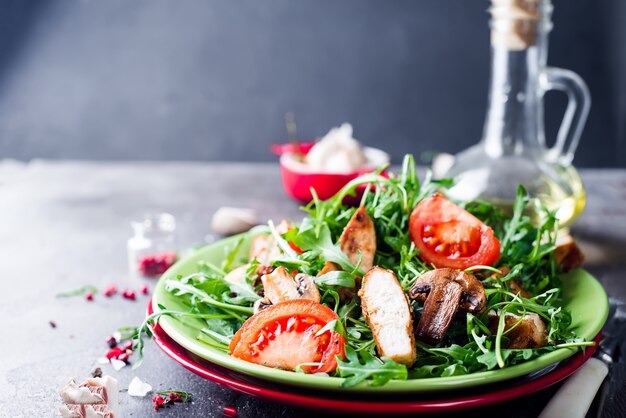 Salada fresca com peito de frango