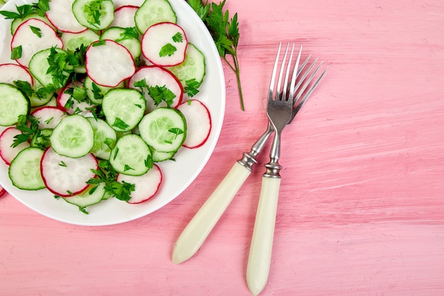 Salada fresca com pepino e rabanete