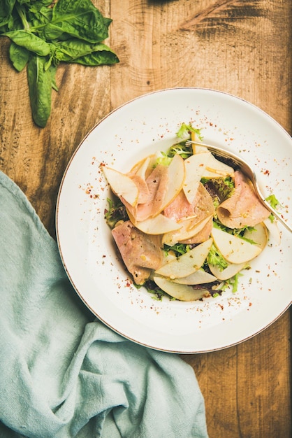 Salada fresca com presunto de peru defumado e fundo de madeira de pêra