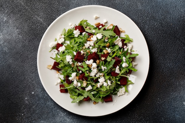 Salada fresca com rúcula, queijo feta, nozes e beterraba na chapa branca