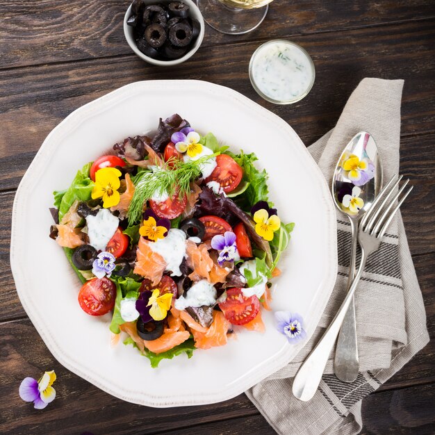 Salada fresca com salmão defumado