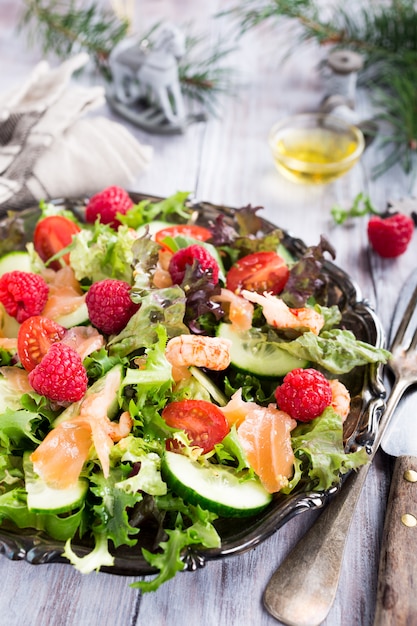 Salada fresca com salmão defumado