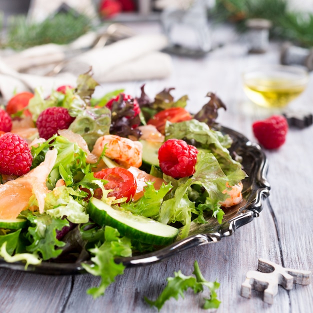 Salada fresca com salmão defumado