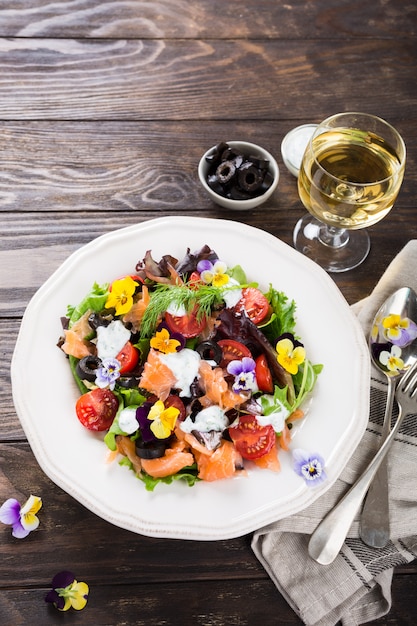 Salada fresca com salmão defumado