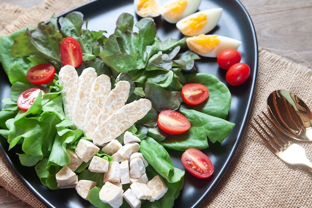 Salada fresca com tempeh ou tempe, alimento vegetal original da Indonésia.