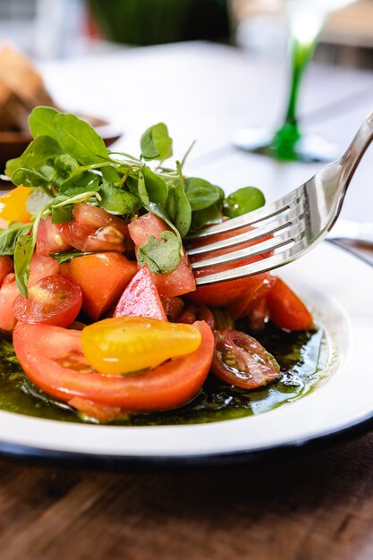 Salada fresca com tomate. copie o espaço.