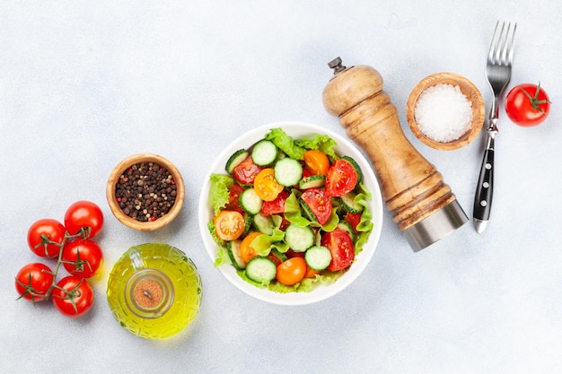 Salada fresca com tomate e pepino