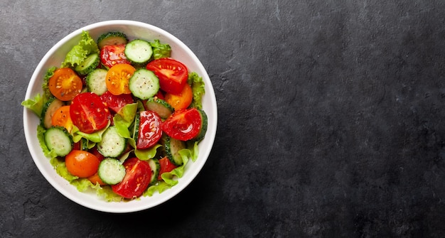 Salada fresca com tomate e pepino