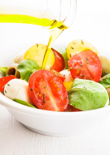 Foto salada fresca com tomate, mussarela e azeite