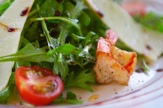 Salada fresca com tomate, queijo e carne frita.