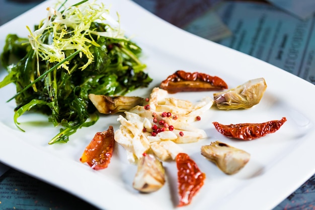 Salada fresca com tomate seco e queijo ao estilo italiano