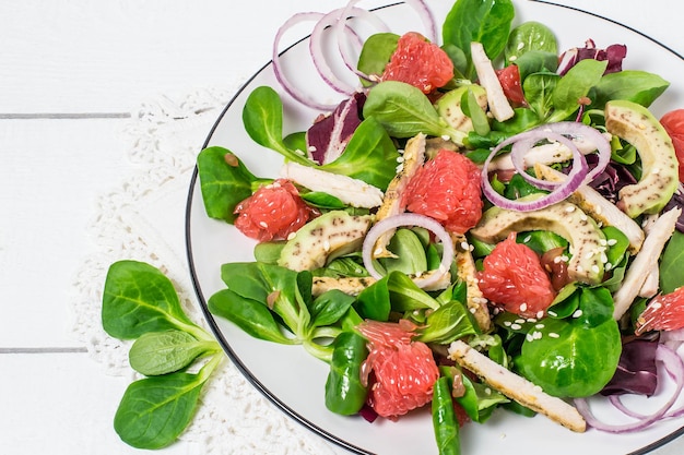 Salada fresca com toranja de frango e abacate