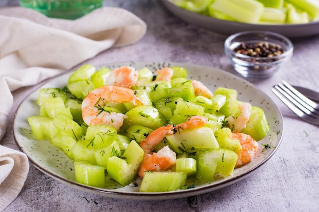 Salada fresca de aipo e camarão num prato para uma dieta vegetariana