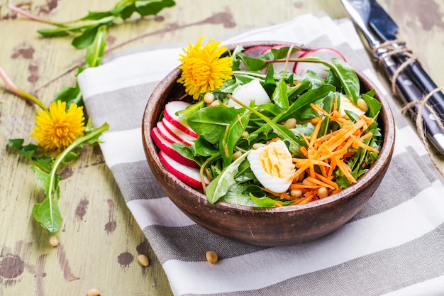 Salada fresca de dente de leão