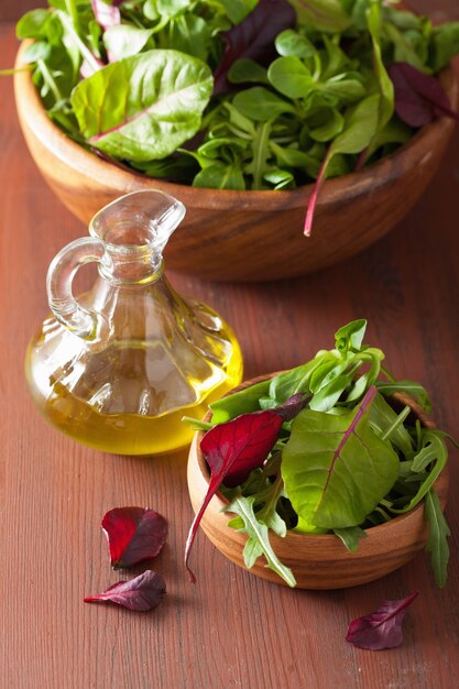 Salada fresca de folhas em uma tigela: espinafre, ouro, ruccola