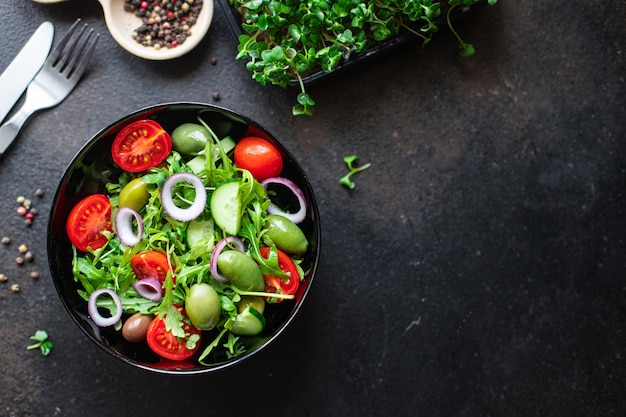 Salada fresca de legumes azeitonas tomate pepino alface mistura de folhas lanche