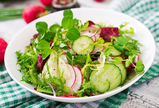 Salada fresca de pepino, rabanete e ervas