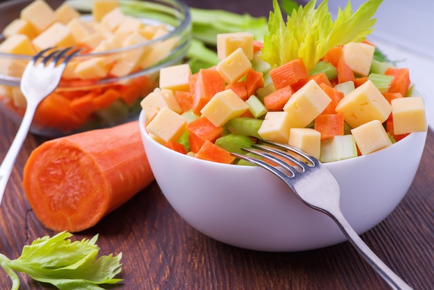 Salada fresca de talos de aipo, cenoura, maçã e queijo